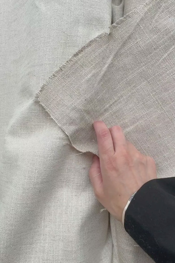 Video som visar Noah möbeltyg i offwhite, dess struktur, stadga och naturliga linnekänsla.