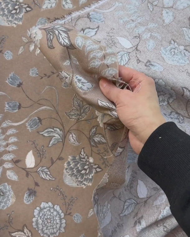 Detaljbild med hand som visar kvalitet och struktur i bomullstyget Sandie Bell
