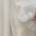 Video där en hand känner på linnetyget Linus och visar tygets struktur, känsla och tygets fall.