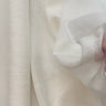 Video där en hand känner på linnetyget Linus och visar tygets struktur, känsla och tygets fall.