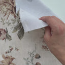 Video som visar det blommiga tyget Nessie Beige, dess mjuka fall, struktur och baksida.