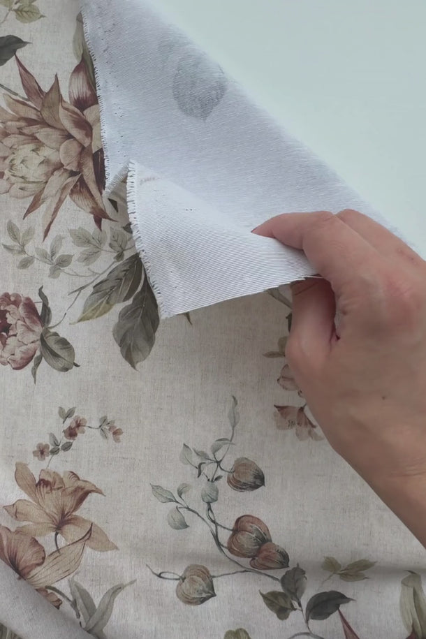Video som visar det blommiga tyget Nessie Beige, dess mjuka fall, struktur och baksida.