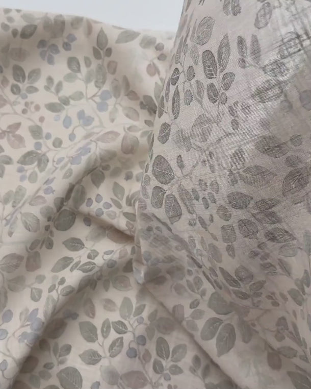 Hand visar Blueberry - ett gardintyg med blåbär som mönster i natur toner